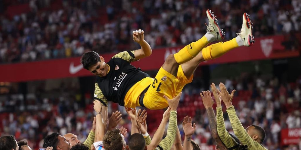 «ПСЖ» хочет подписать звёздного вратаря сборной Марокко и «Севильи»